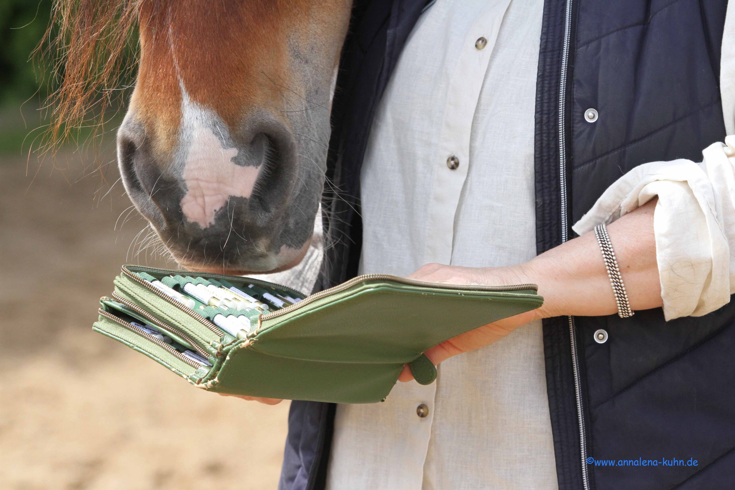 www.mensch-tier.de Pegy Schmah tasche peggy und pferdLogo16.05.2026 Peggy und die Tiere- Fotos Annalena Kuhn (173) homöopathische tasche peggy schmah und pferd