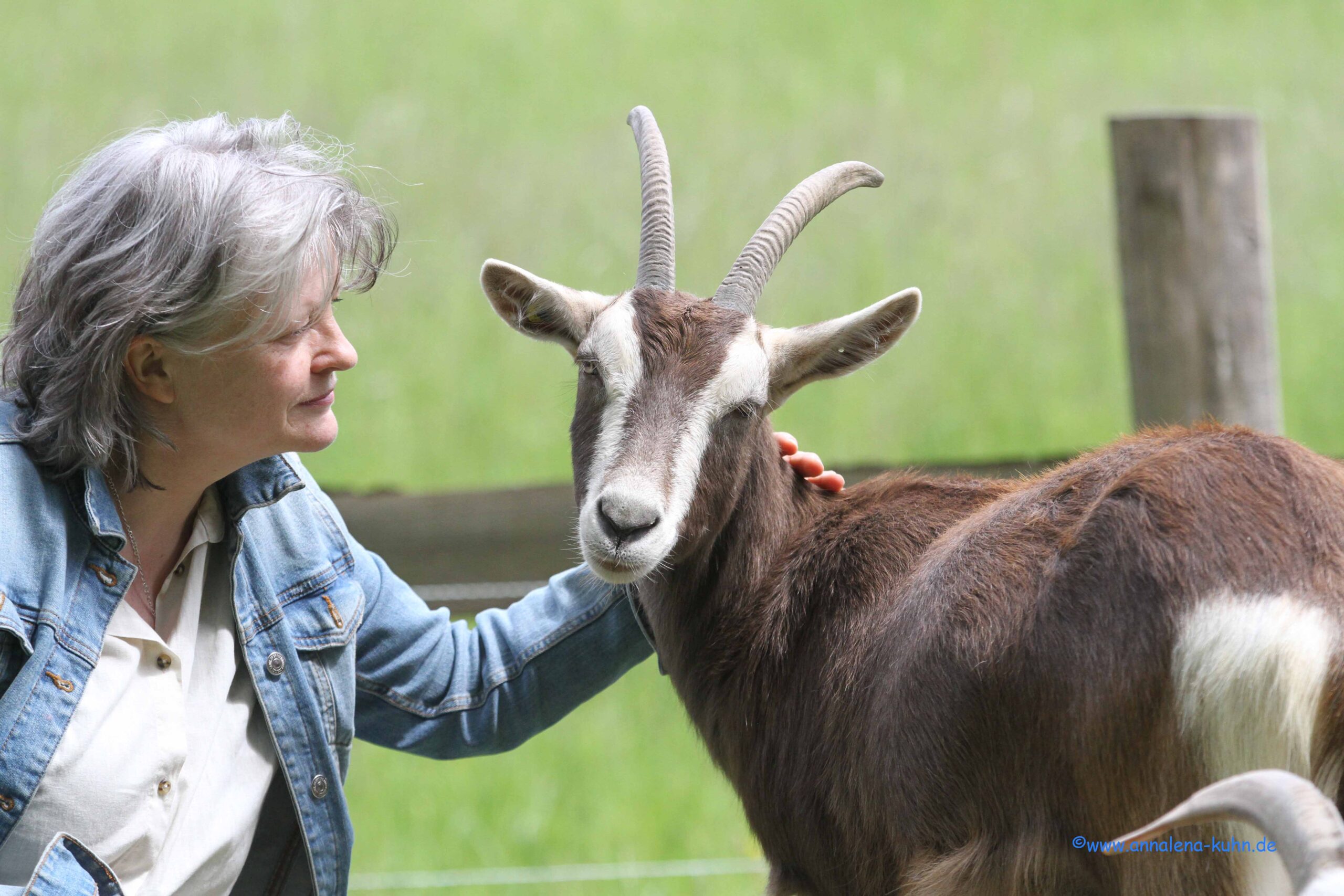 peggy schmah mit ziege gegenüber